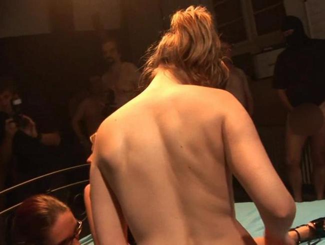 Download: sexy-susanne - vor den harten schwänzen einfach abgegriffen  .... . .
