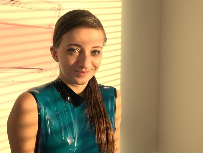 Download: sexyRia - Pissen in Latex bei Sonnenuntergang