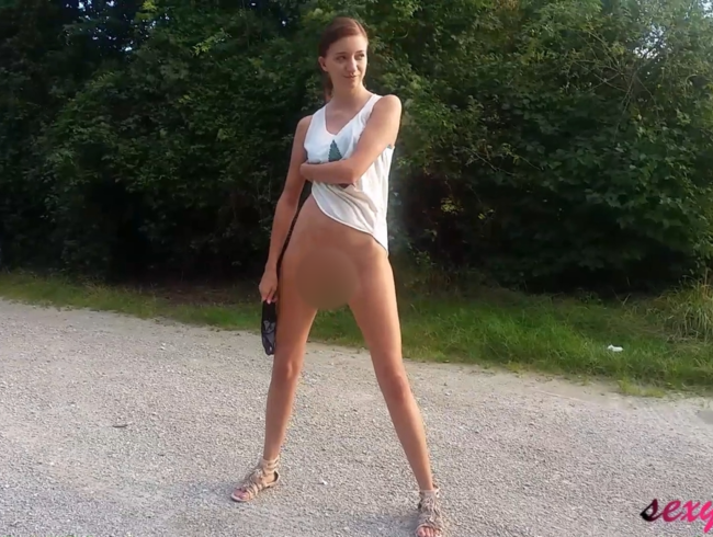 Download: sexyRia - Mitten am Parkplatz gepisst