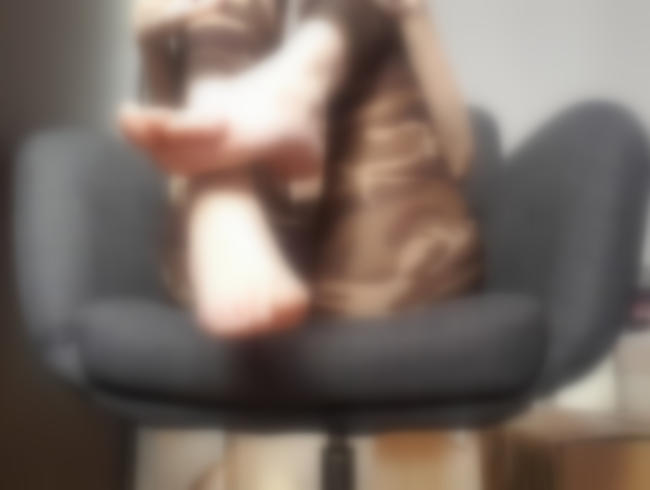 Download: sexyRia - Geiler Fußfetisch in Army Leggings!