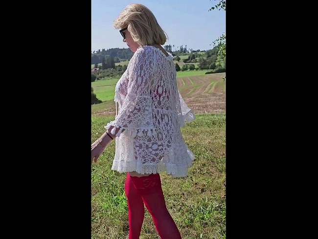 Download: sexyhexy683 - mal spazieren vor dem Bänkli in der heissen Sonne