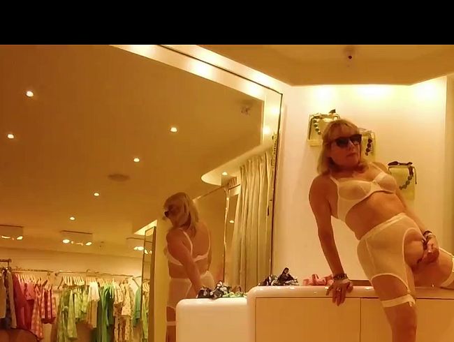 Download: sexyhexy683 - Plötzlich stand der Kunde im Laden-Raum