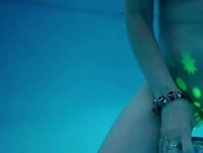 Download: sexyhexy683 - Oh Gott war das heiss heute, zum Glück hatte der Nachbar einen Pool