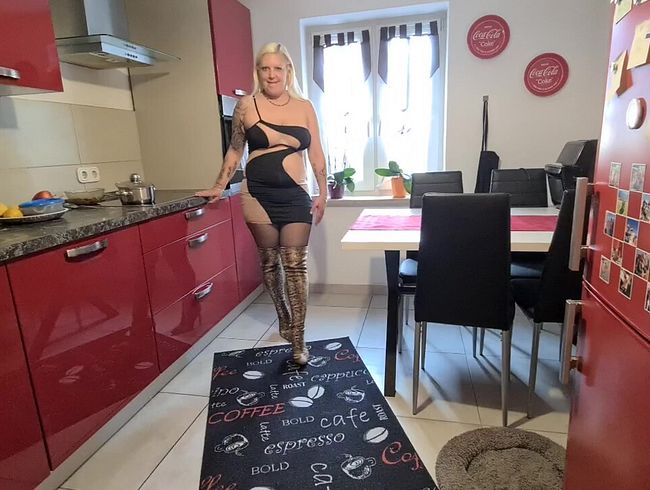 Download: sexymaus5711 - Geiler strip und Fick aum Küchentisch