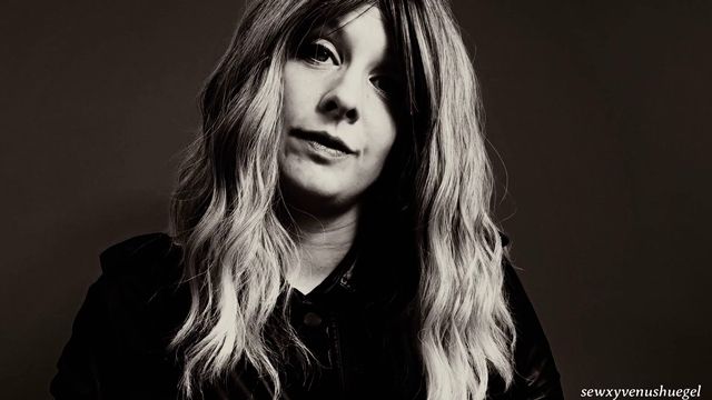 Download: sexyvenushuegel - Du bist schwul -sag es laut