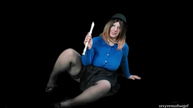 Download: sexyvenushuegel - Flötistin zeigt haarige Fotze