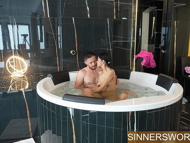 Download: sinnersworldxxx - Jacuzzi Creampie – Intensiver romantischer Sex mit Veronica 