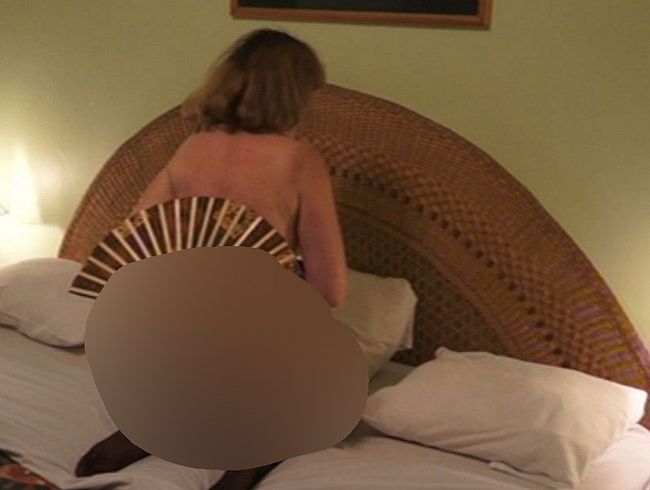 Download: sonntag12 - Schauplatz Hotelbett