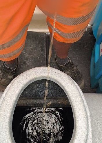 Download: stier11 - Baustellenpiss in der Stadt