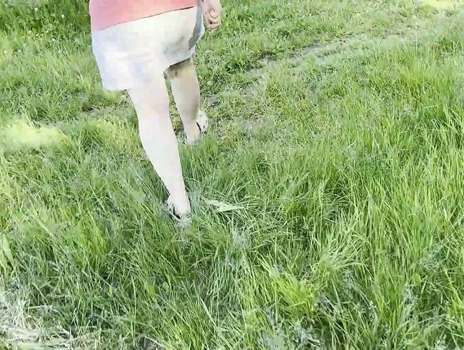 Download: sweet_little_bee88 - Pullern beim spazieren gehen am Teich und mein bester filmt