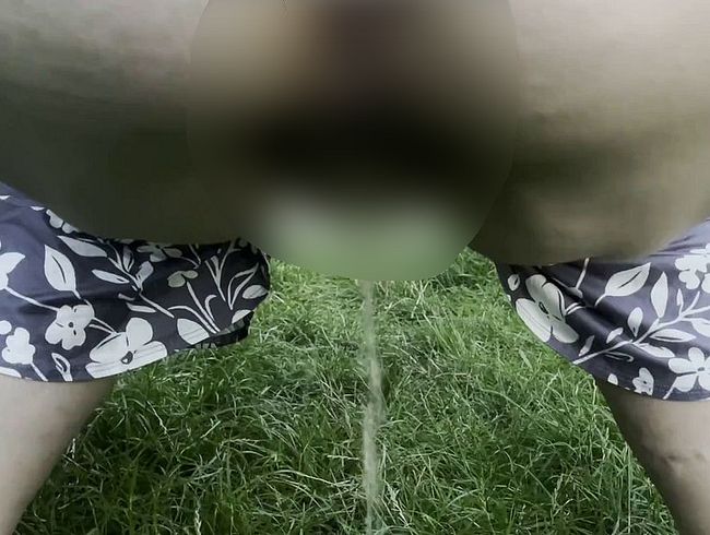 Download: sweet_little_bee88 - Im Garten pullern obwohl die Nachbarn draußen sind