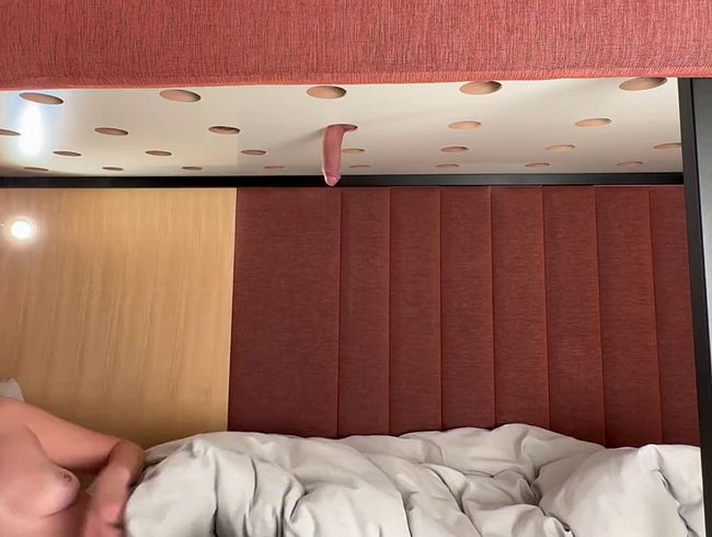 Download: swisslovers8886 - Ich melke einen Schwanz, welcher aus dem Rost des Hochbettes über mir kommt.