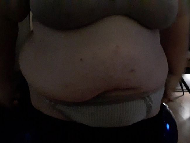 Download: tammara28 - Mit BH und Slip auf den Sessel rummgerutscht