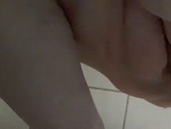 Download: tammara28 - Natursekt in der Dusche !!!!