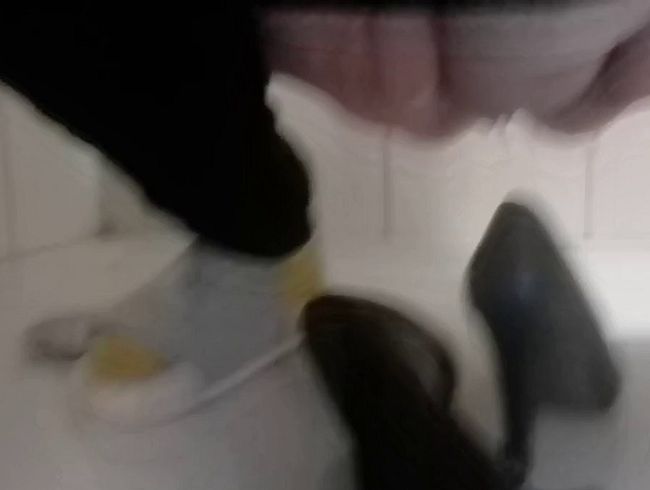 Download: tammara28 - Heute Pisse ich auf meine schwarzen Pumps