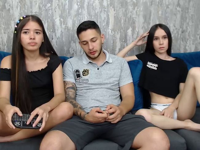 Download: teenamateurgirls - Zwei versaute Latinas, eine macht einen Blowjob, während die andere eine Muschi isst
