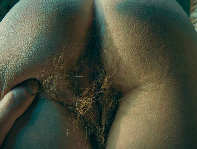 Download: unicorndisney - Sehr behaarte Sklavenmuschi mit schmutzigen Füßen pinkelt - UnicornDisney