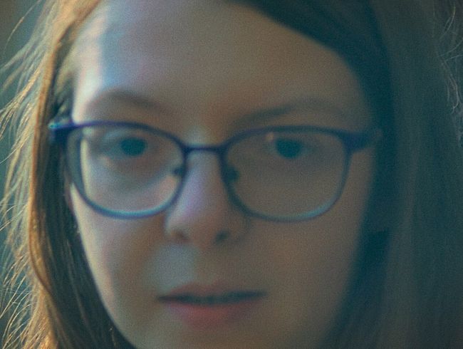 Download: unicorndisney - Sehr behaarte Sklavenmuschi mit schmutzigen Füßen pinkelt - UnicornDisney