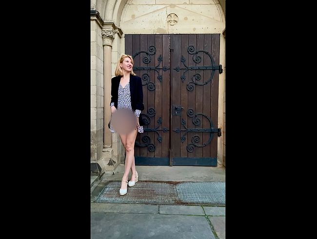 Download: vivien_sin - Bottomless outdoor walk finishes with a blowjob and facial