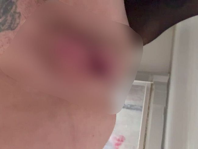 Download: we_love_storys - Ich pinkel genüsslich in die Dusche, ups, da war ja fast das Handy im Weg!