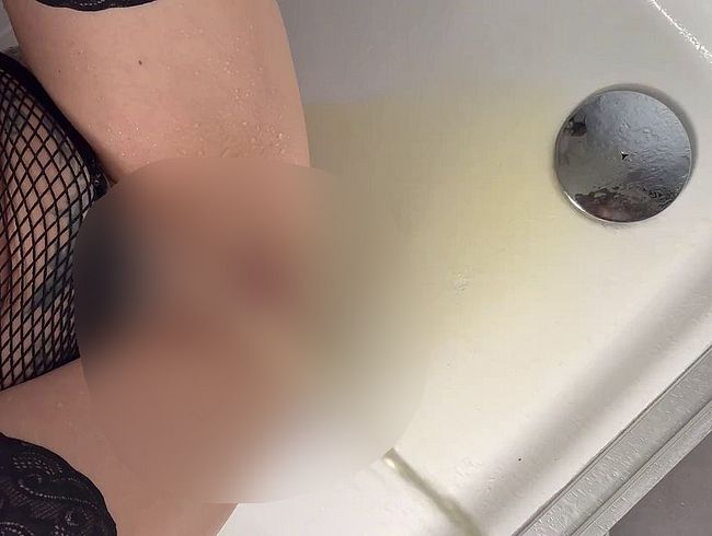 Download: we_love_storys - In die Dusche gedrängt und voll auf die Muschi gepisst!