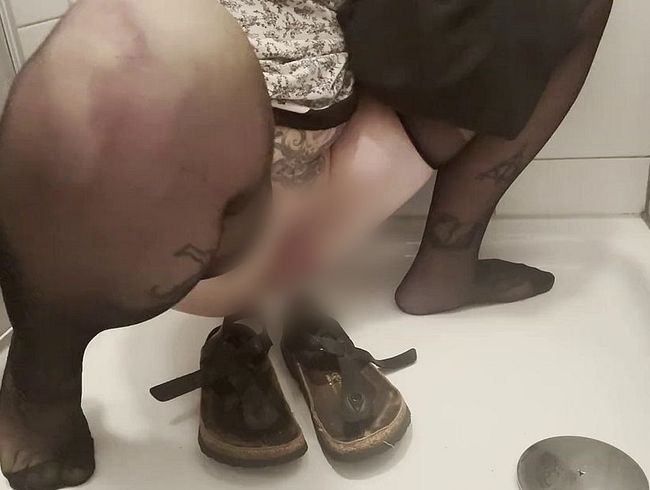 Download: we_love_storys - Ich pisse in meine Schuhe putzen mal anders in Nylons