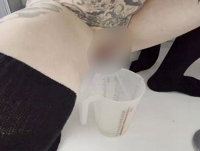 Download: we_love_storys - Userwunsch Challenge! Ich pisse in einen Messbecher!