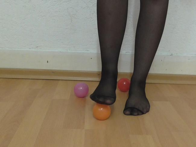 Download: wet_mermaid - Bälle crushen in Nylons