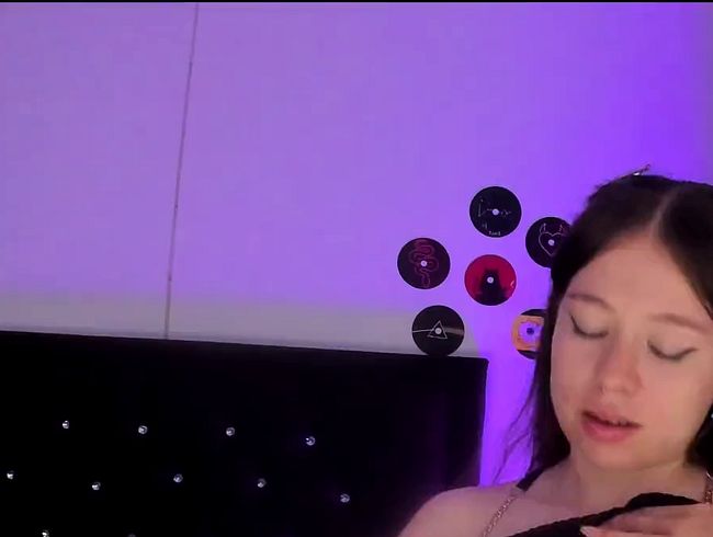 Download: whiteangelx - Ich trage ein wenig Öl auf meine kleinen Titten auf