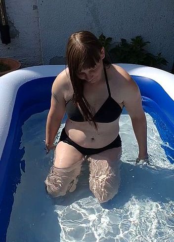 Download: yviengel - Im Pool gewesen